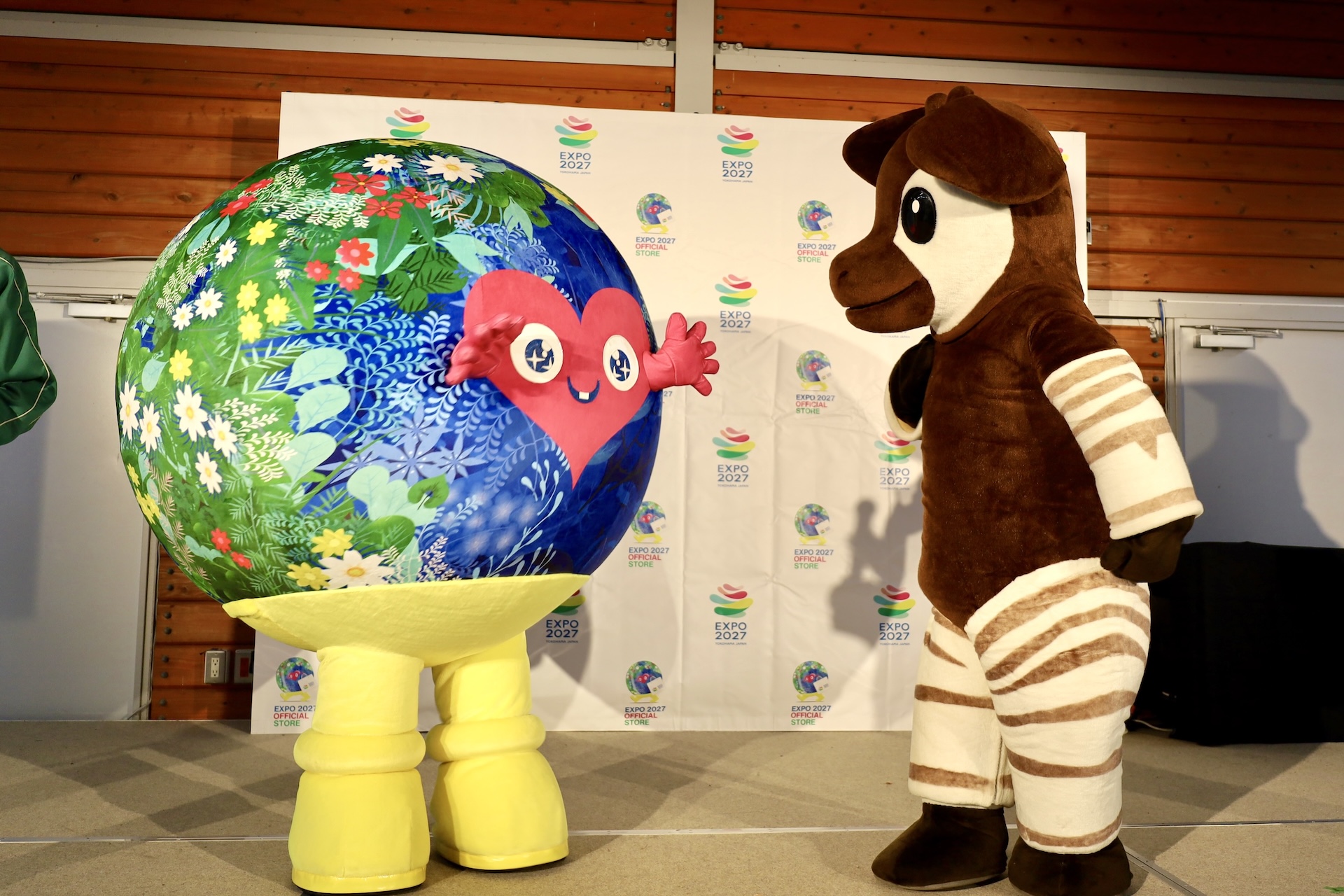 発表会には「GREEN×EXPO 2027」公式マスコットキャラクター「トゥンクトゥンク」とズーラシアで人気の「オカピ」が登場。仲睦まじい様子でかわいい