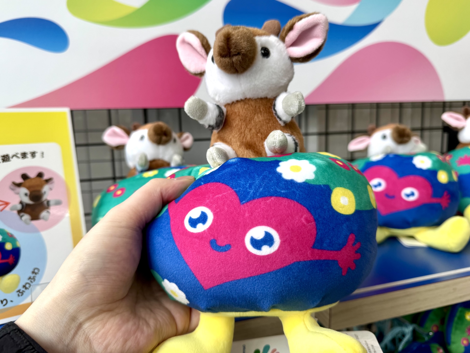 トゥンクトゥンクの上にオカピがちょこんと乗っかっている。触り心地も良いぬいぐるみだ