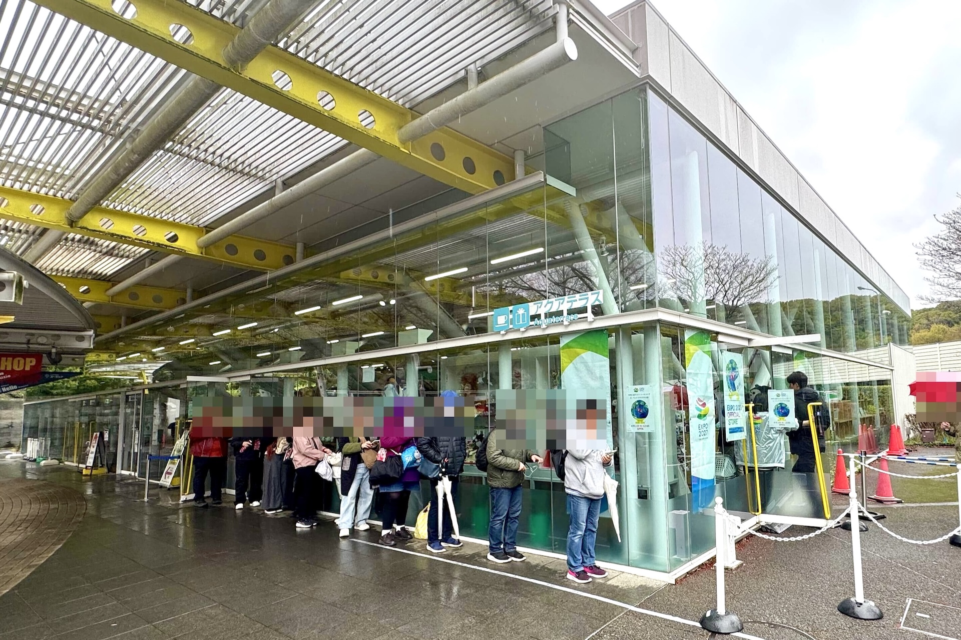 「EXPO 2027 オフィシャルストア ズーラシア アクアテラス店」の外観。オープン前だというのに行列ができる人気ぶりだ