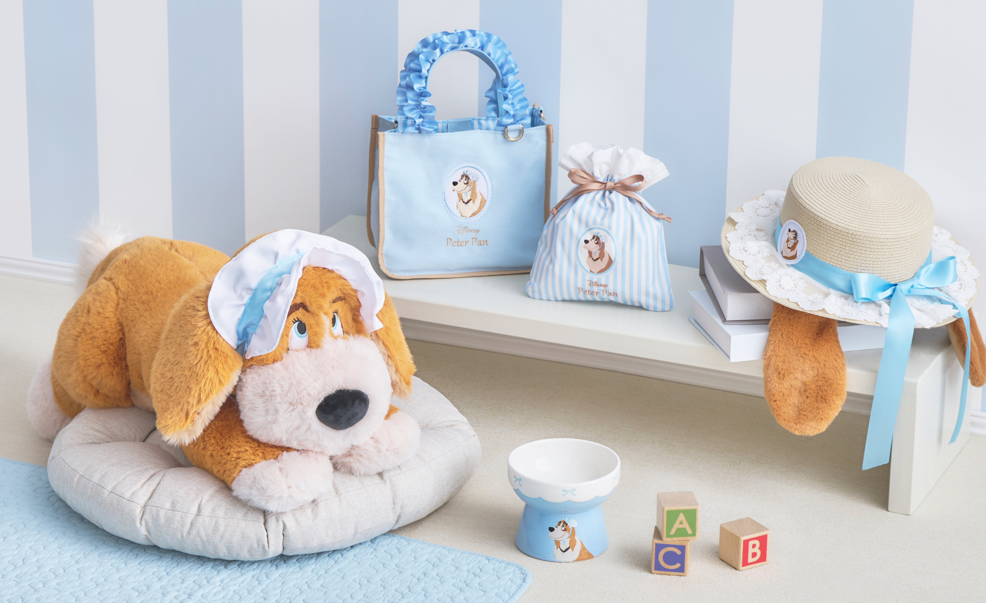 ぬいぐるみ 価格：7,800円/トートバッグ 2WAY 価格：3,900円/巾着 価格：1,800円/帽子 価格：4,900円/ペット用フードボウル 価格：3,500円