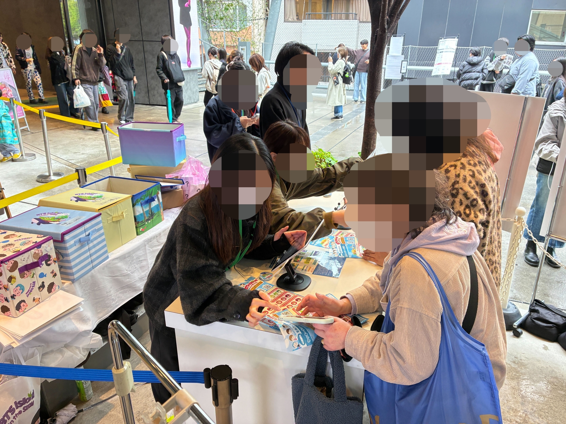 ラッキードロー会場。取材時は人が多く詰めかけていた