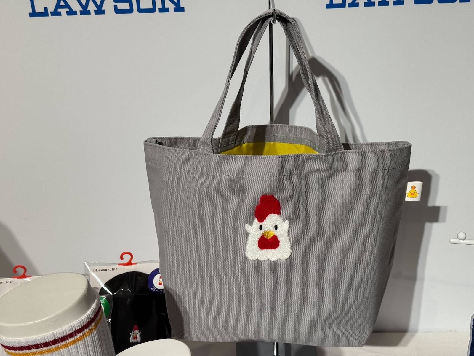 「からあげクンランチトートバッグ（もこもこ刺しゅう）」価格：1,540円