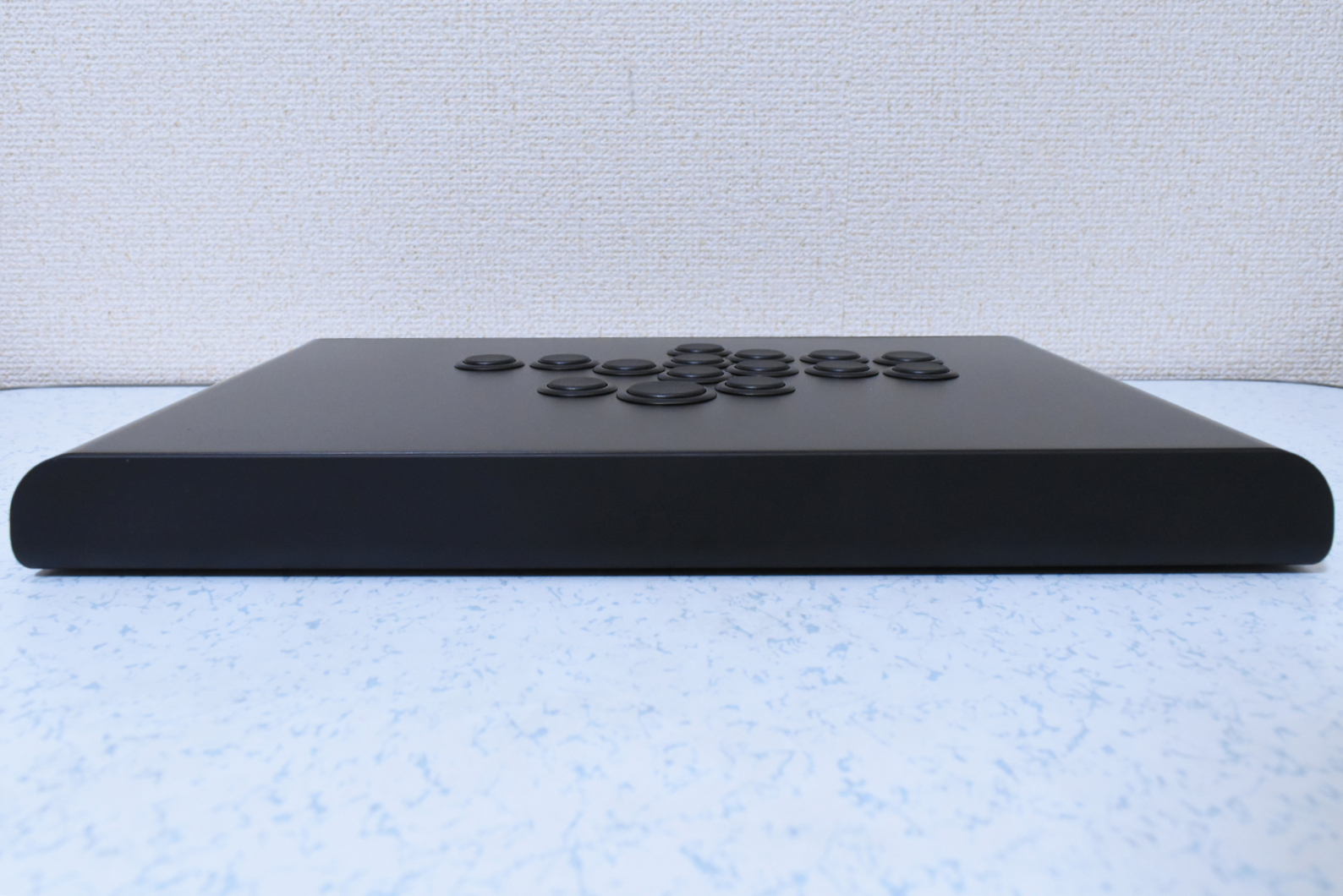 アーケードスティックと比べて若干薄いくらいの厚さ