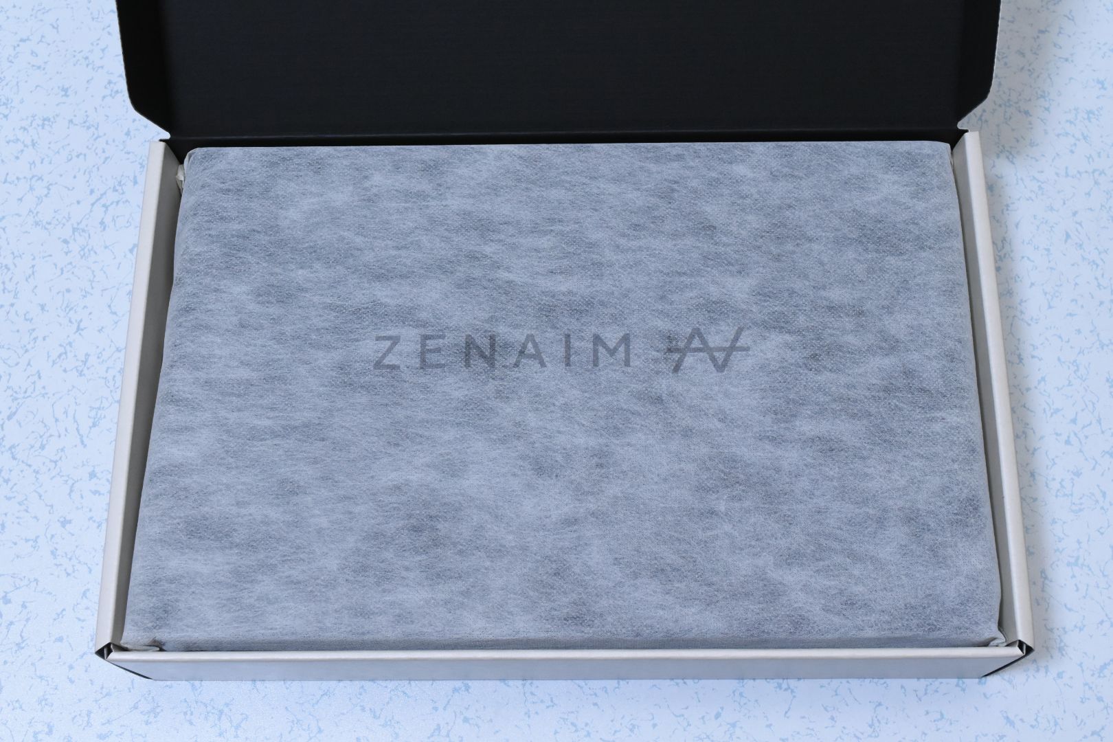 ZENAIMと刻印されたパッケージ。高級感が感じられる