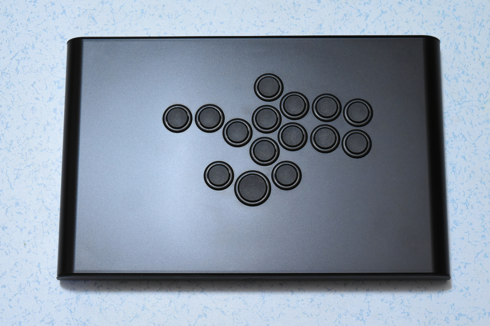 本体は黒で統一されたカラー。LED発光などの派手さはない硬派なデザイン