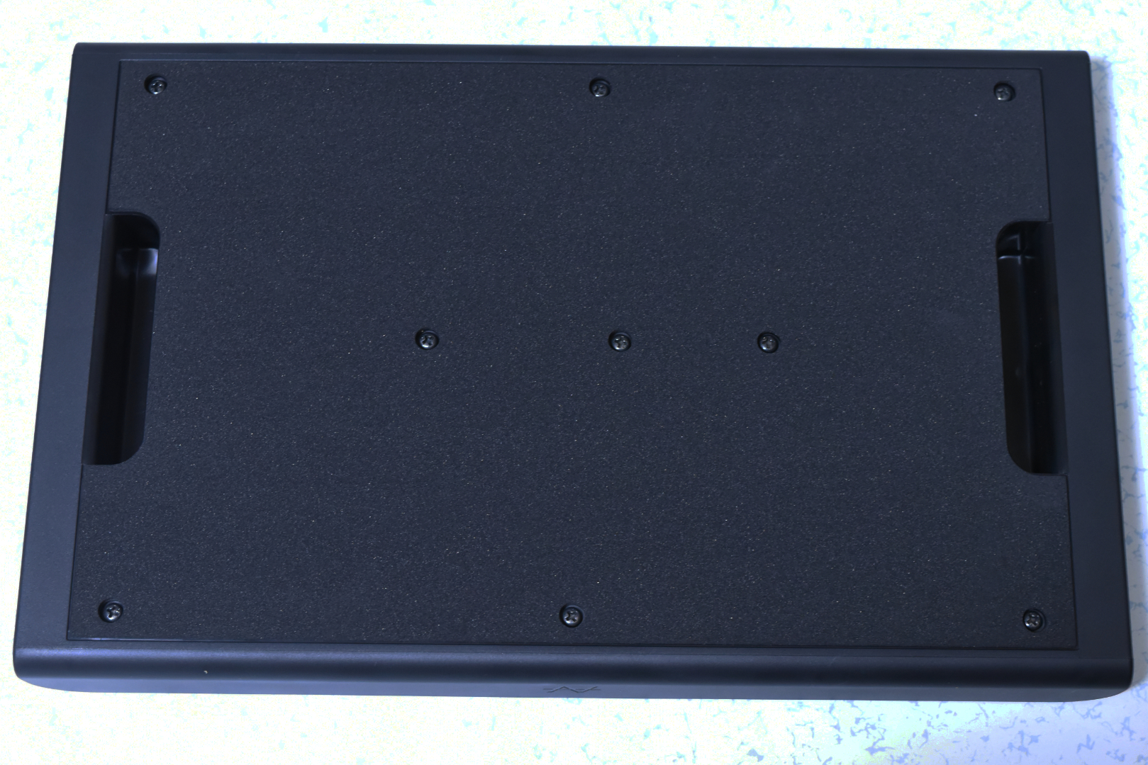 本体裏面。一面には滑り止めが張られている。本体内部へのアクセスはネジを外す必要がある
