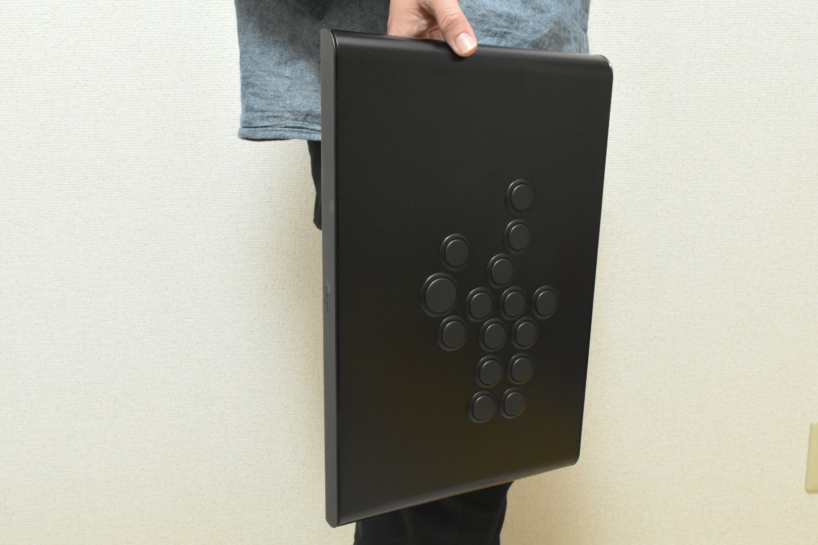 本体の左右両サイドには持ち手の窪みがあるので持ち運びがしやすい