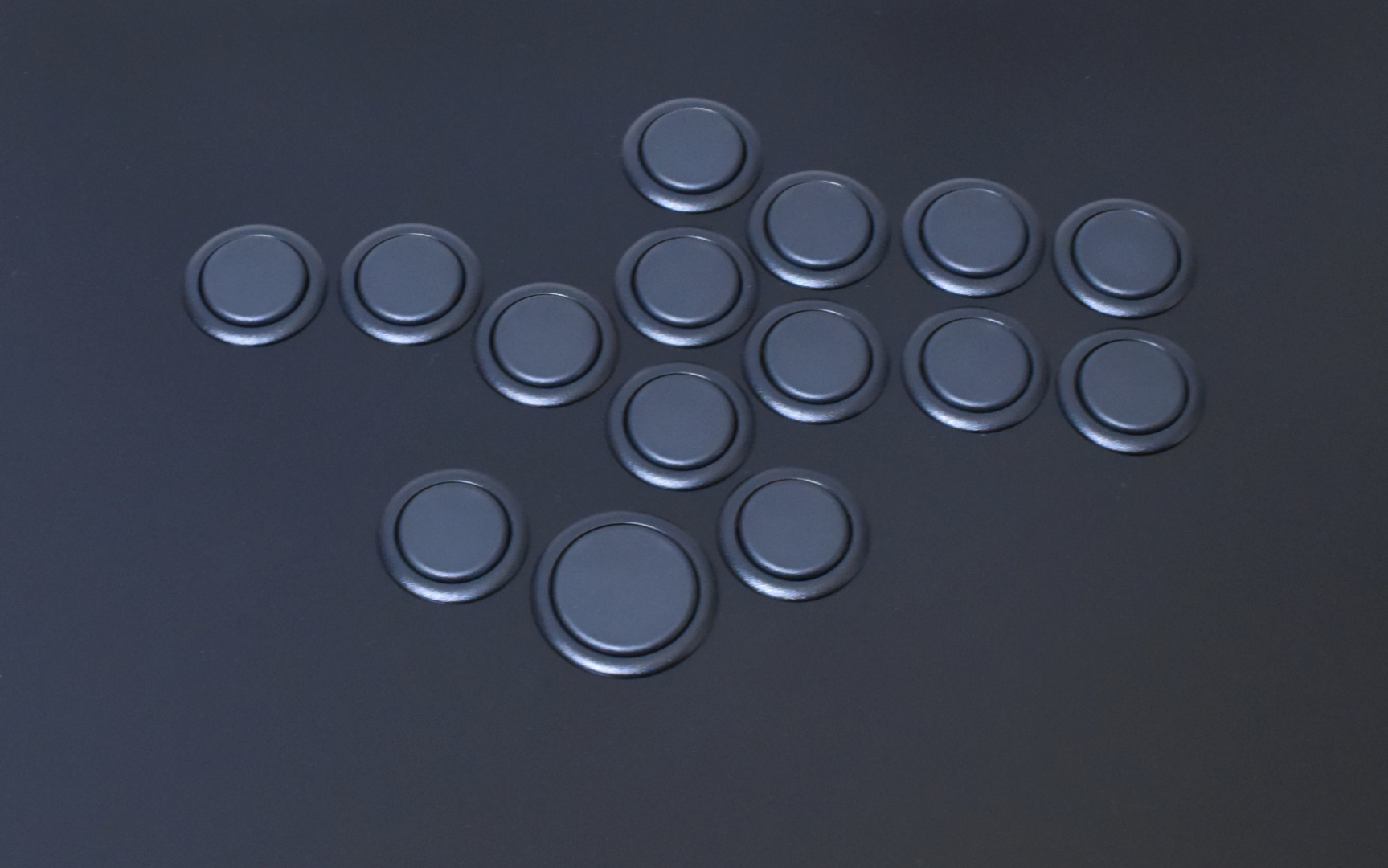 ボタン同士の間隔が狭く寄っているのでスライド入力などがしやすく、長時間プレイしていても手が疲れない設計になっている