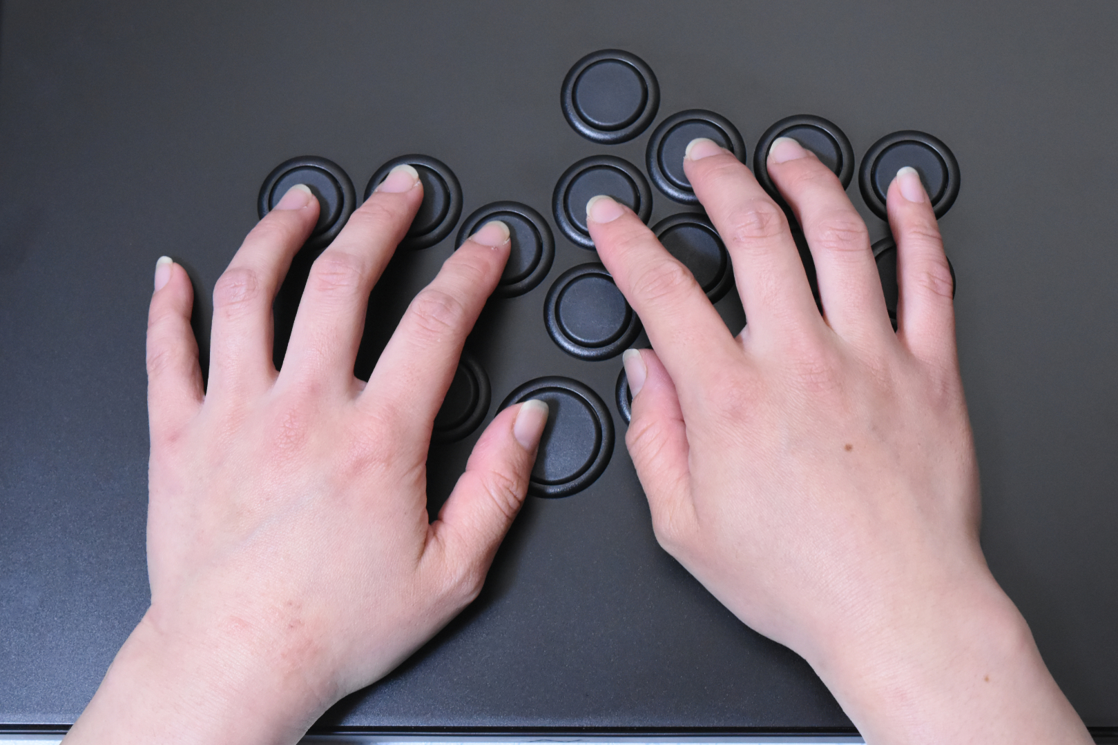 ボタン同士の間隔が狭く寄っているのでスライド入力などがしやすく、長時間プレイしていても手が疲れない設計になっている