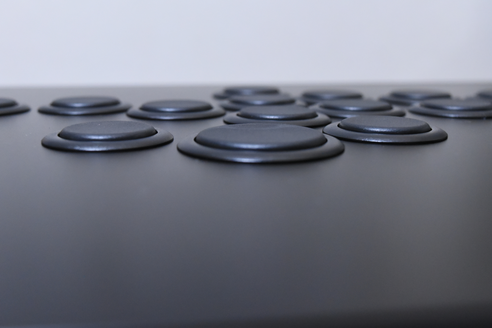 短ストロークが売りなだけにボタンの高さはほとんどない