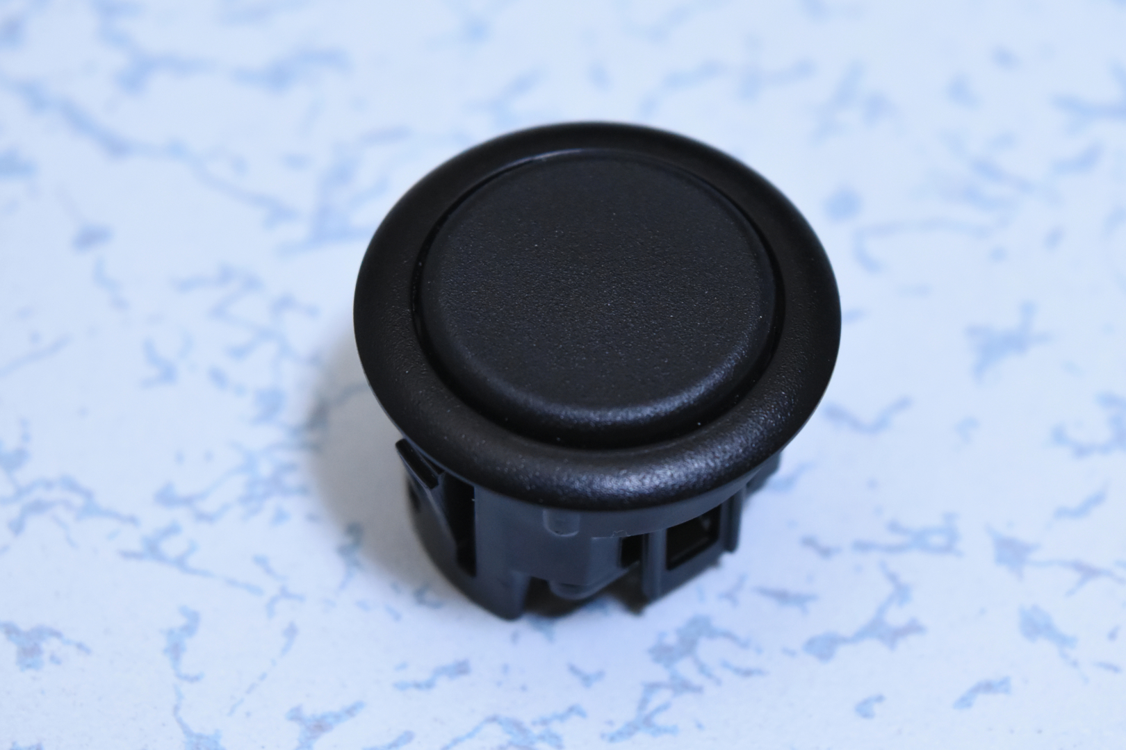 端子の形状は特殊で、一般的なファストン端子ではないようだ