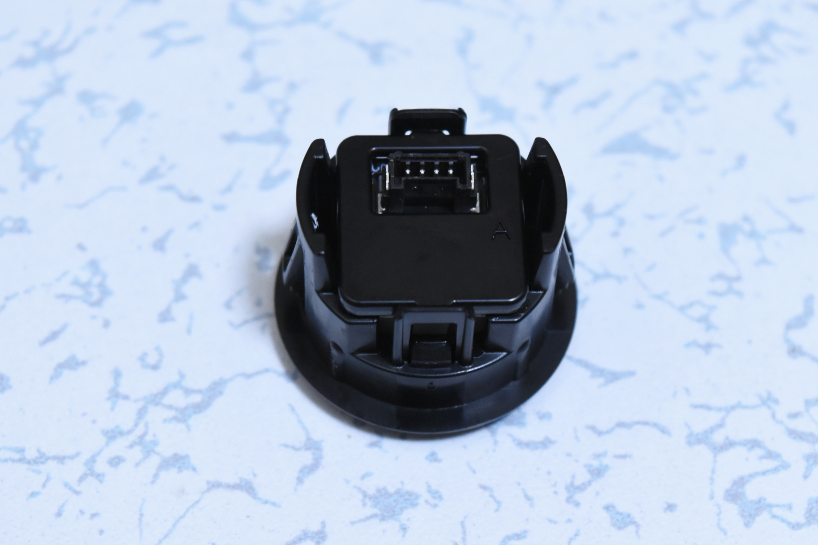 端子の形状は特殊で、一般的なファストン端子ではないようだ