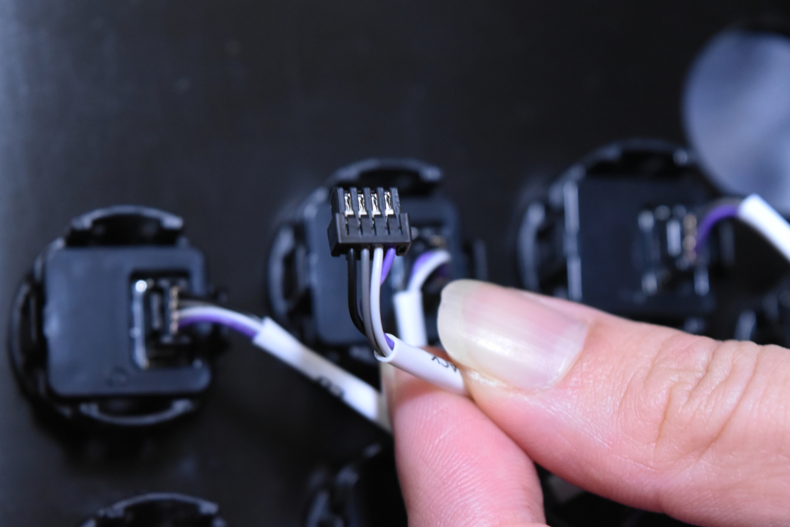 端子の形状は特殊で、一般的なファストン端子ではないようだ