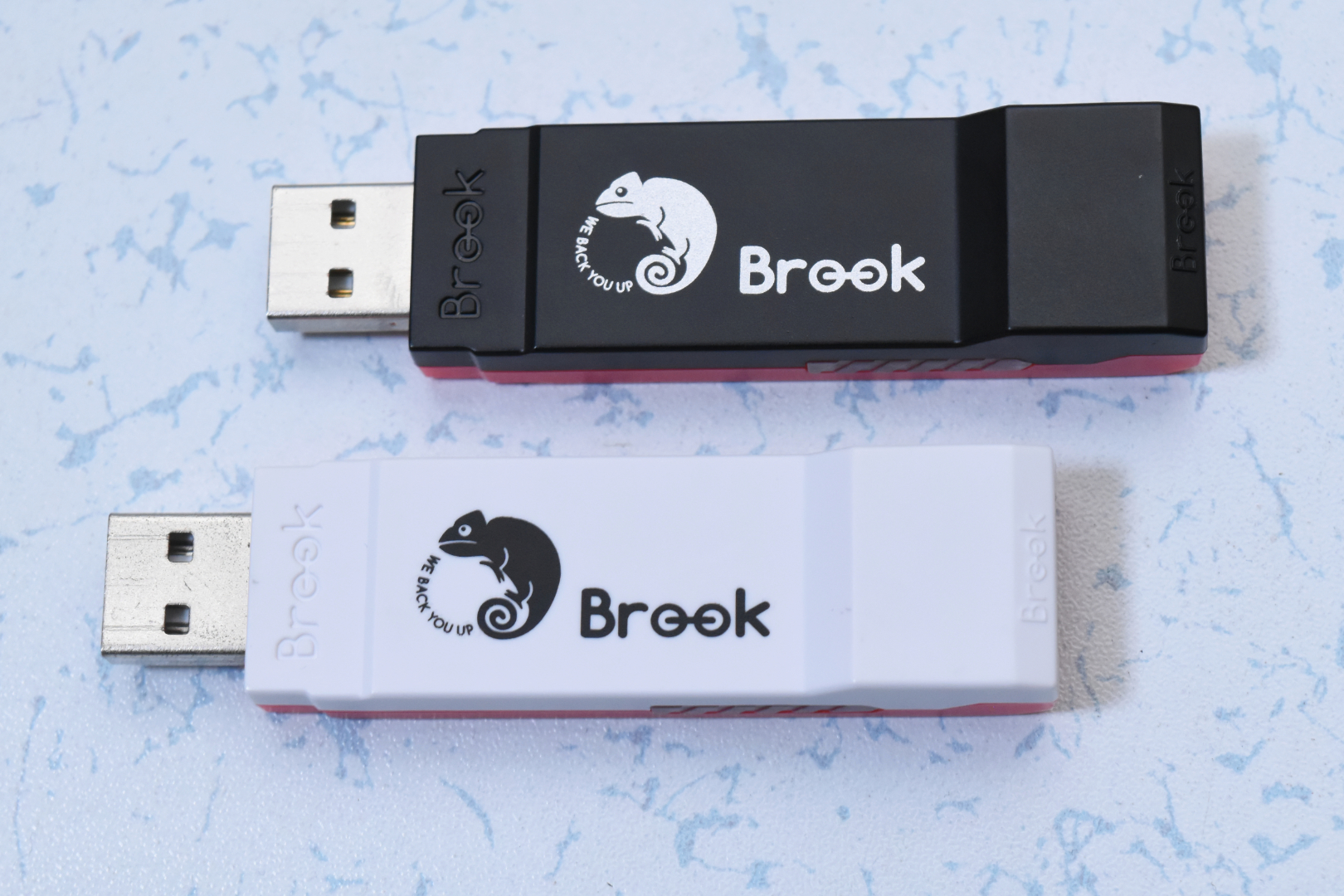 他メーカーのPC用レバーレスコントローラー同様に対応しているコンバーターを介せば使用可能。使い方も簡単で、レバーレスが繋がったUSBをコンバーターに差し、その状態のコンバーターを各種ハードに差すだけで使用できる