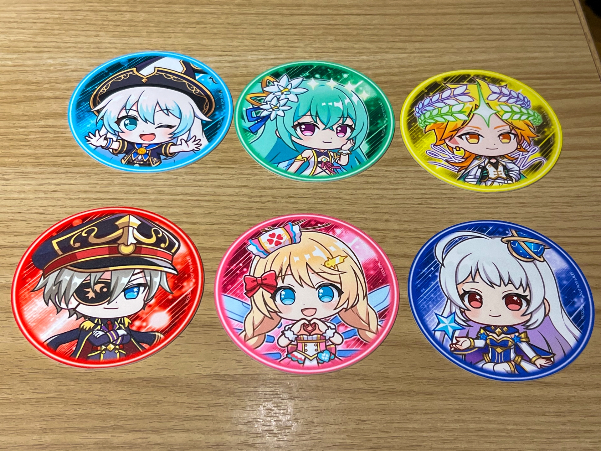 実際の食事では画像のようなコースターがランダムで手に入るぞ