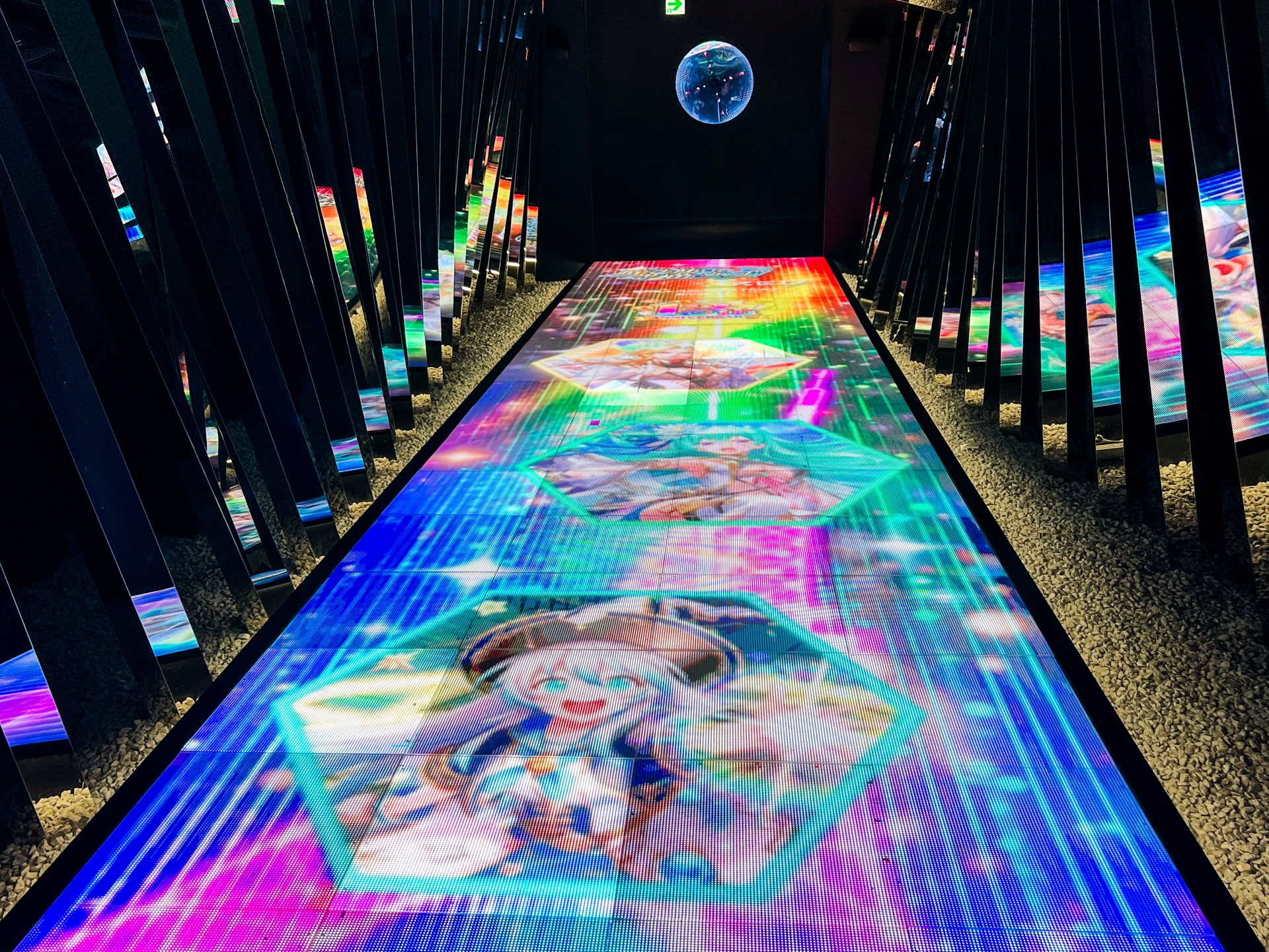 館内にはディスプレイ型の廊下も出迎えてくれる