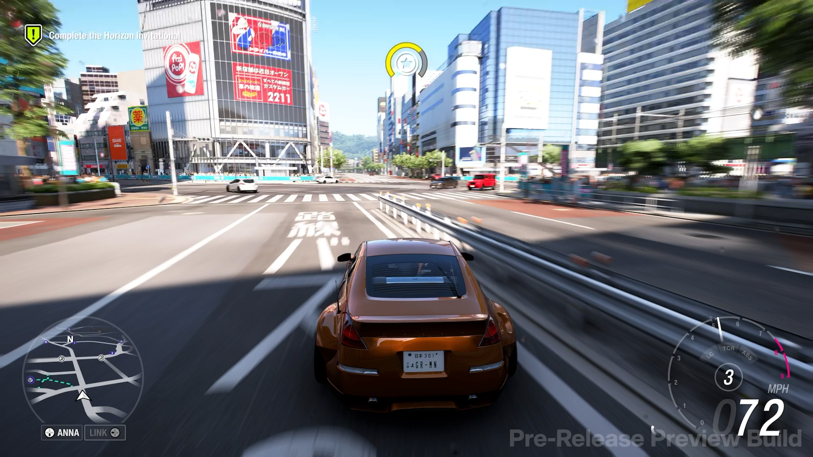 渋谷のスクランブル交差点（正面の建物はSHIBUYA TSUTAYAが入るビル「QFRONT」か）