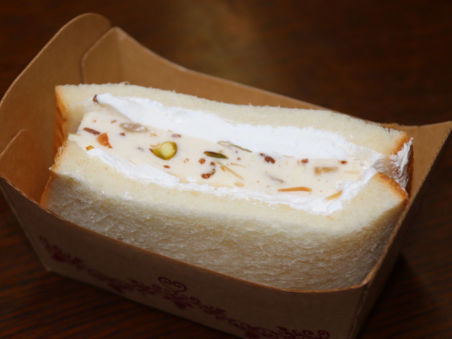 ナッツとドライフルーツのクリームサンド（ロイヤルブレッド使用） 650円（ドックサイドダイナーでの販売）