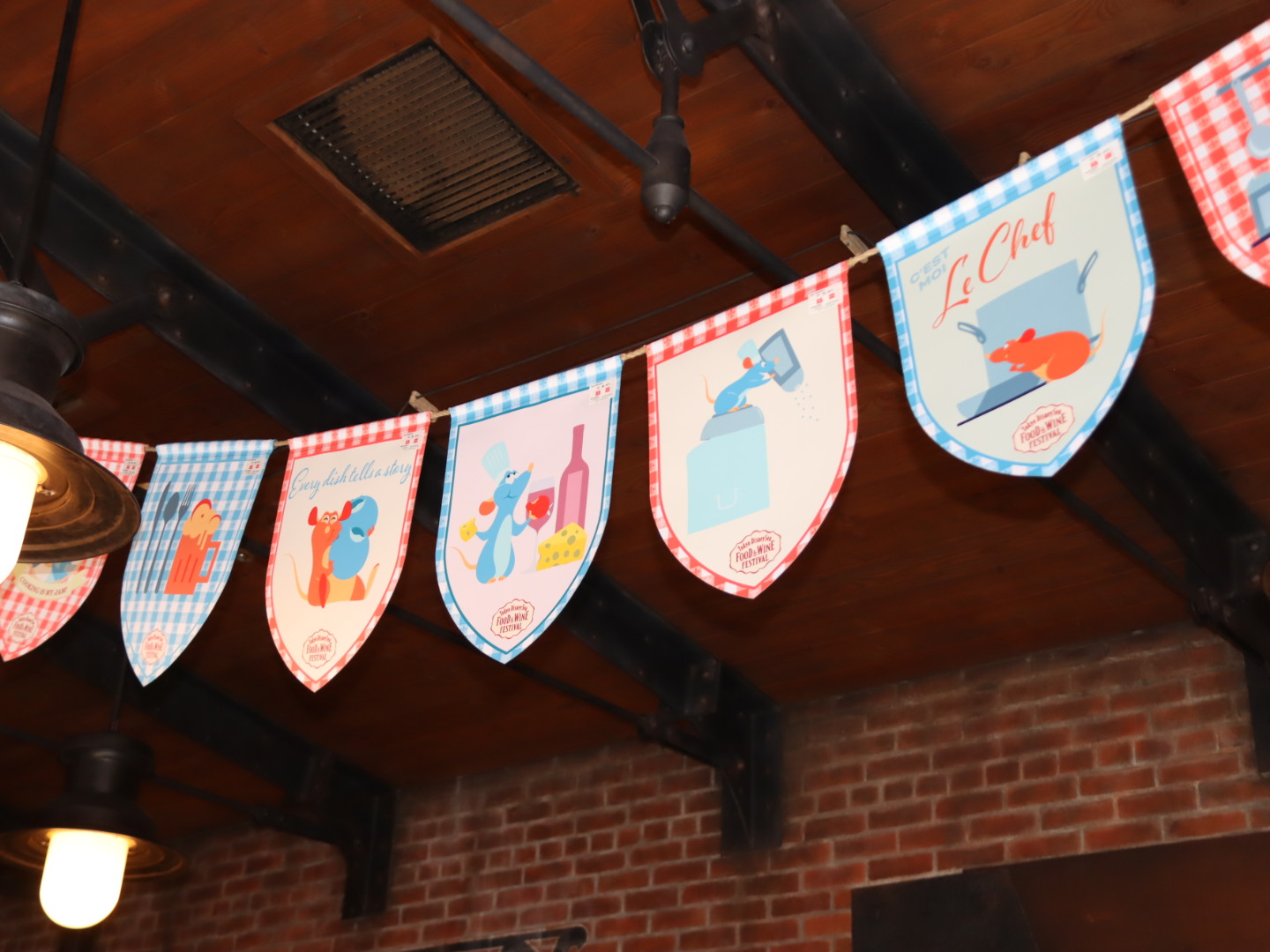 店内の壁などにはレミーの装飾が見られる。一部のテーブルにもレミーがいる