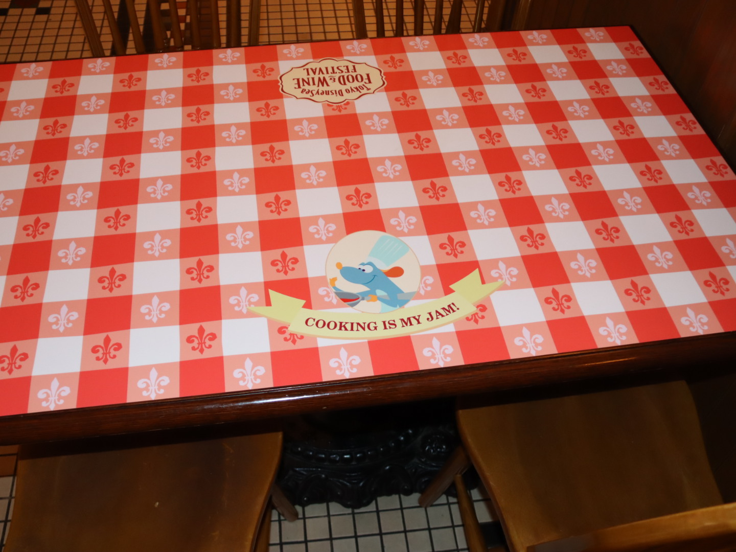 店内の壁などにはレミーの装飾が見られる。一部のテーブルにもレミーがいる