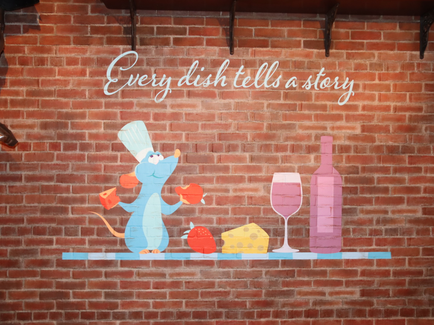 店内の壁などにはレミーの装飾が見られる。一部のテーブルにもレミーがいる