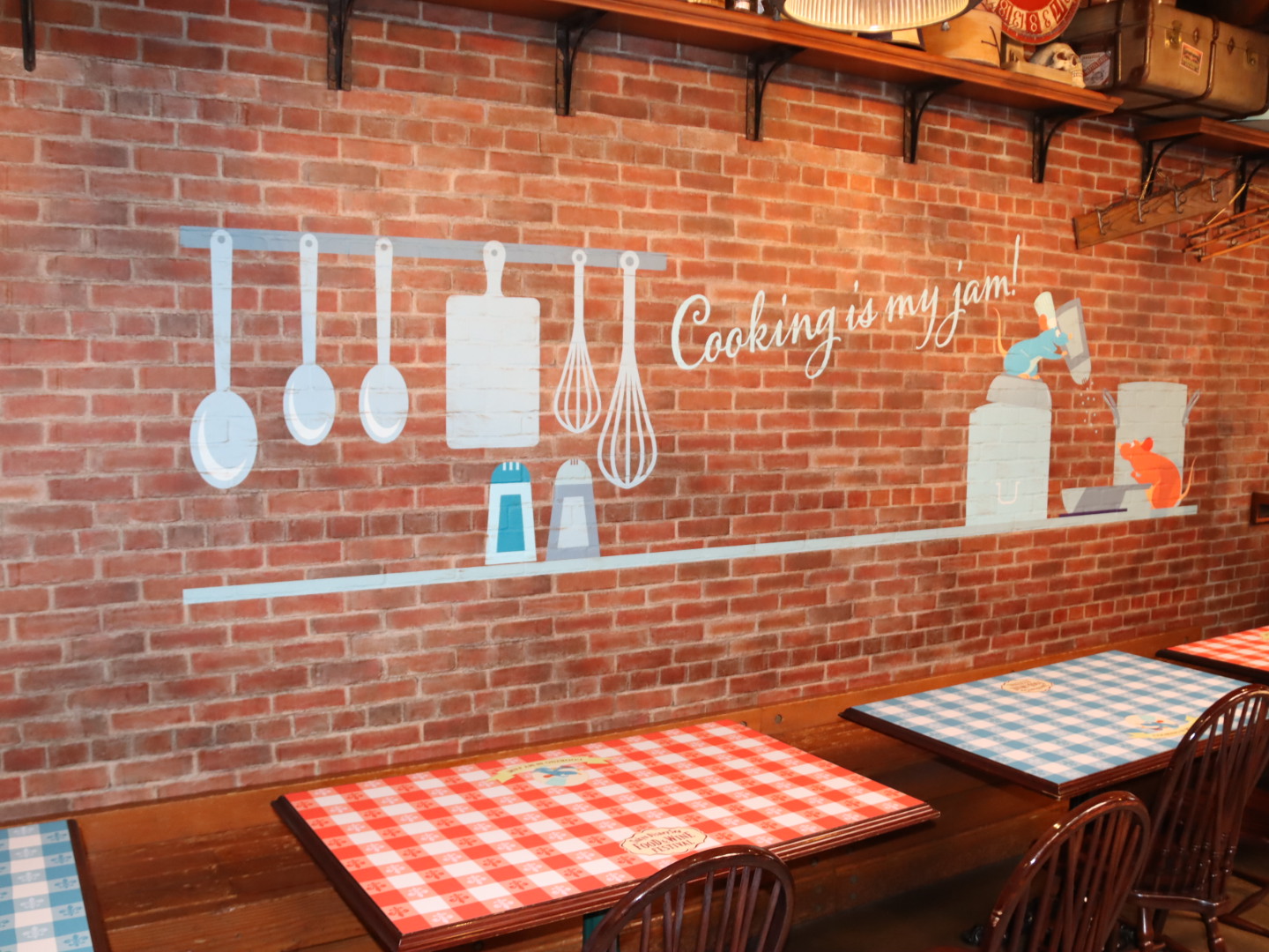 店内の壁などにはレミーの装飾が見られる。一部のテーブルにもレミーがいる