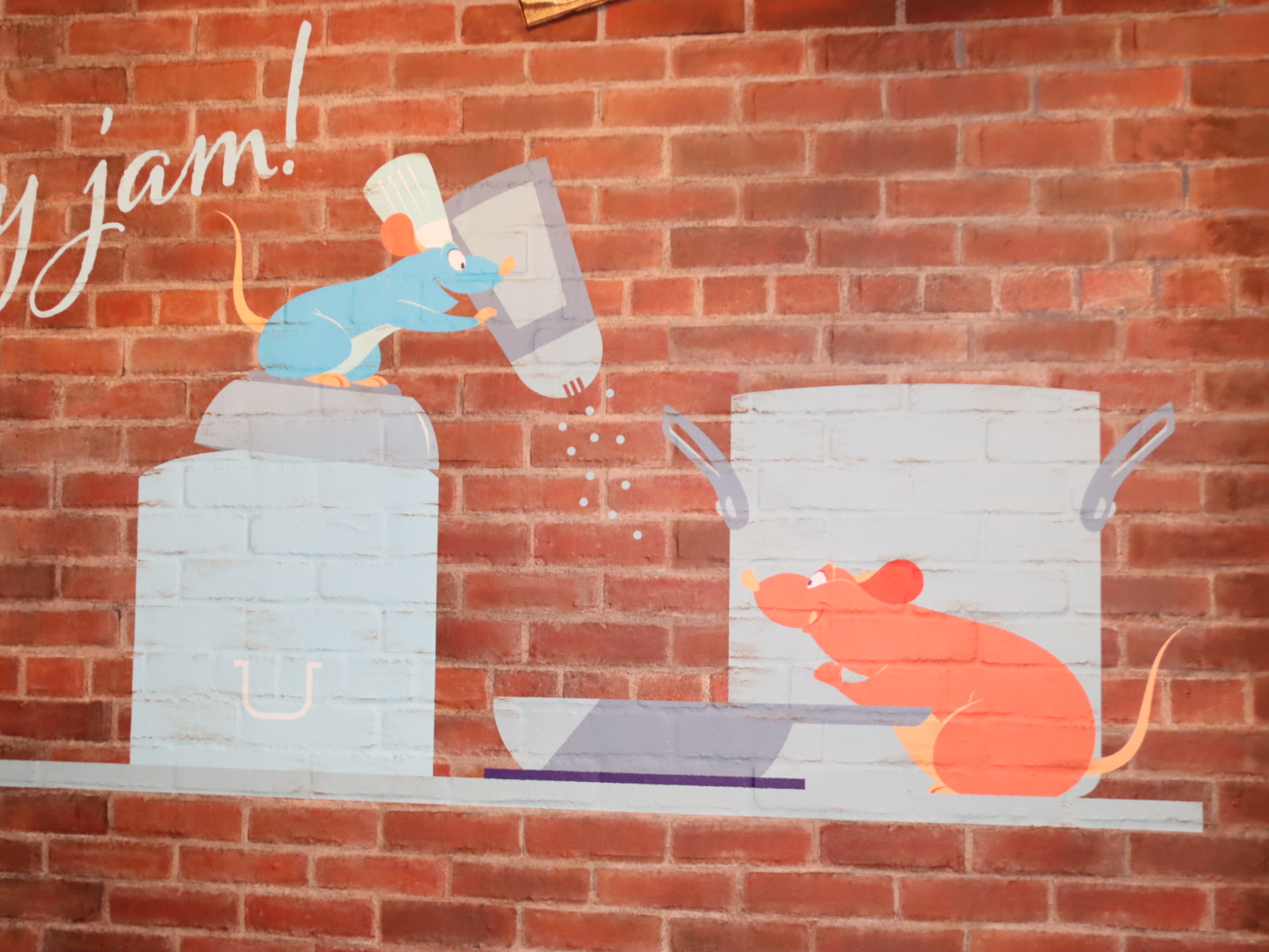 店内の壁などにはレミーの装飾が見られる。一部のテーブルにもレミーがいる