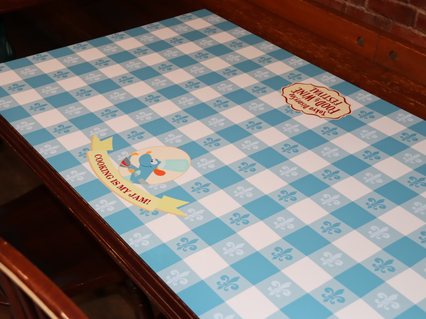 店内の壁などにはレミーの装飾が見られる。一部のテーブルにもレミーがいる