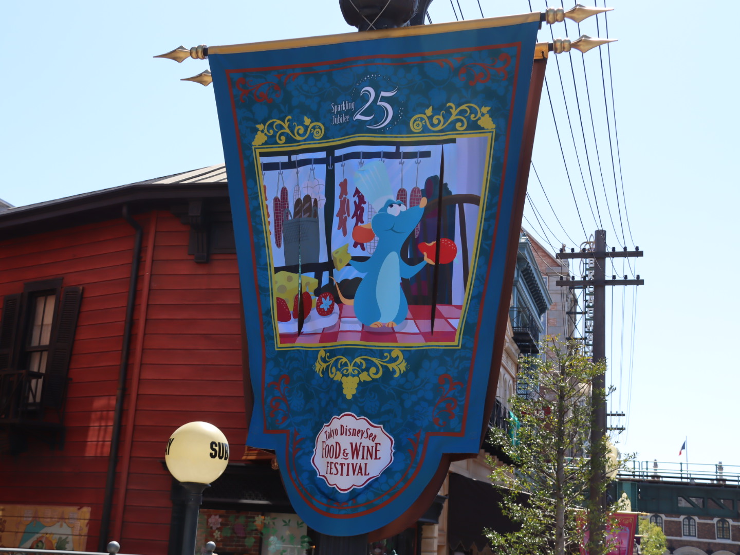 店外やショーウィンドウにもレミーの装飾がある