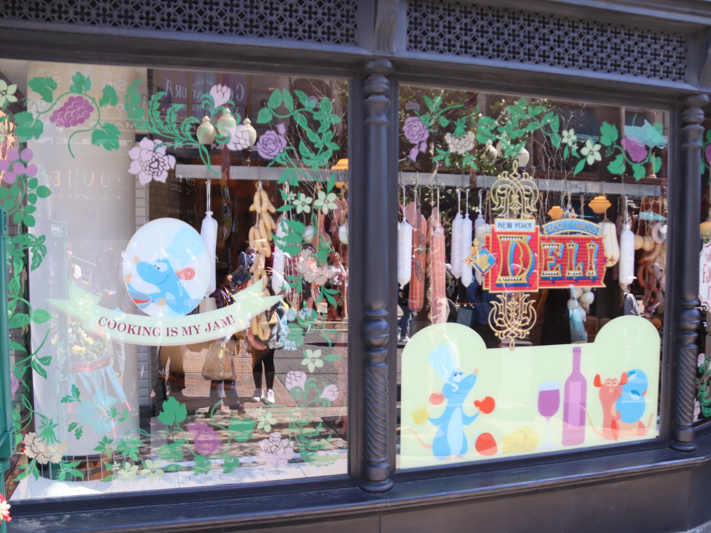 店外やショーウィンドウにもレミーの装飾がある