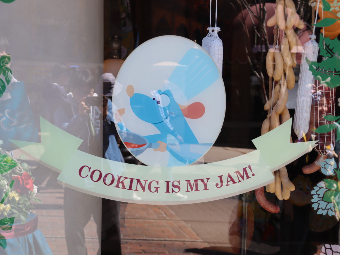 店外やショーウィンドウにもレミーの装飾がある