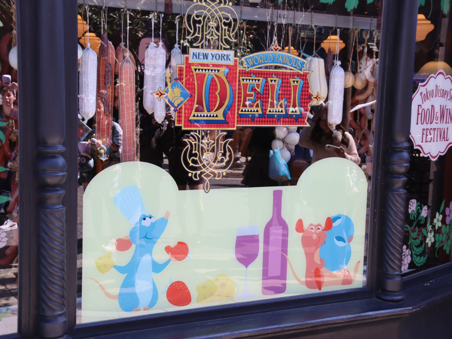 店外やショーウィンドウにもレミーの装飾がある