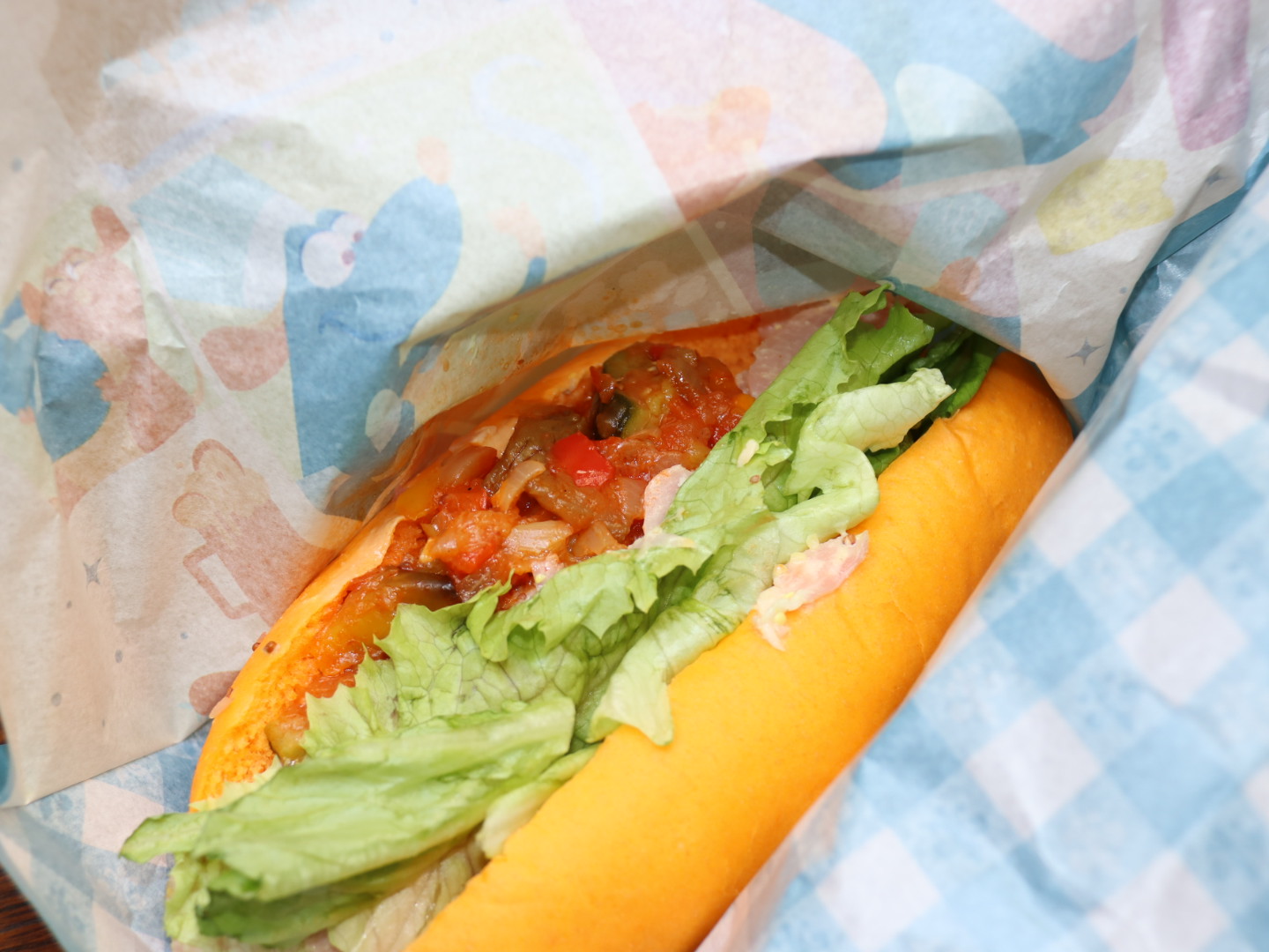 スペシャルラタトゥイユサンド（ハム＆ハニーマスタード、エッグ） 単品990円、フレンチフライとソフトドリンクのチョイスのセットで1,530円