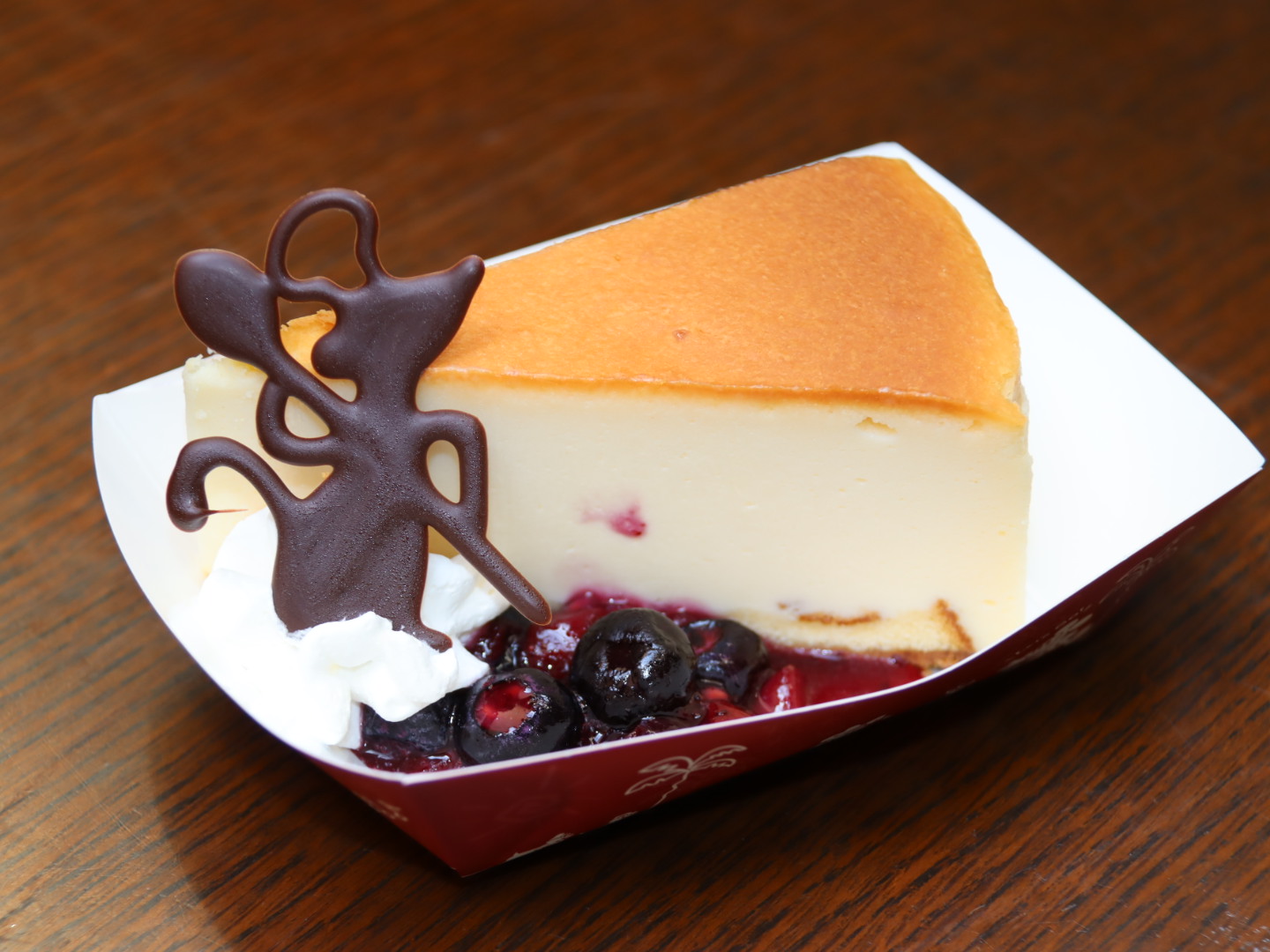 チーズケーキ、ミックスベリーソース 750円