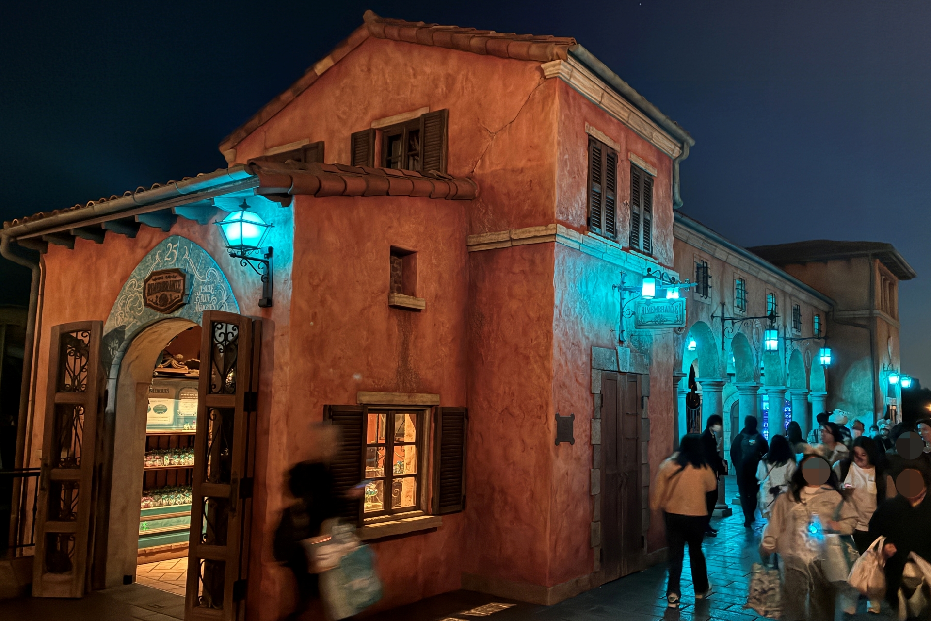 「ジュビリーブルー・メモリーズ」。専用のボトルを購入して、ストーンをひとつ、ボトルに入れて持ち帰れるというコンテンツ。神秘的な体験となっている