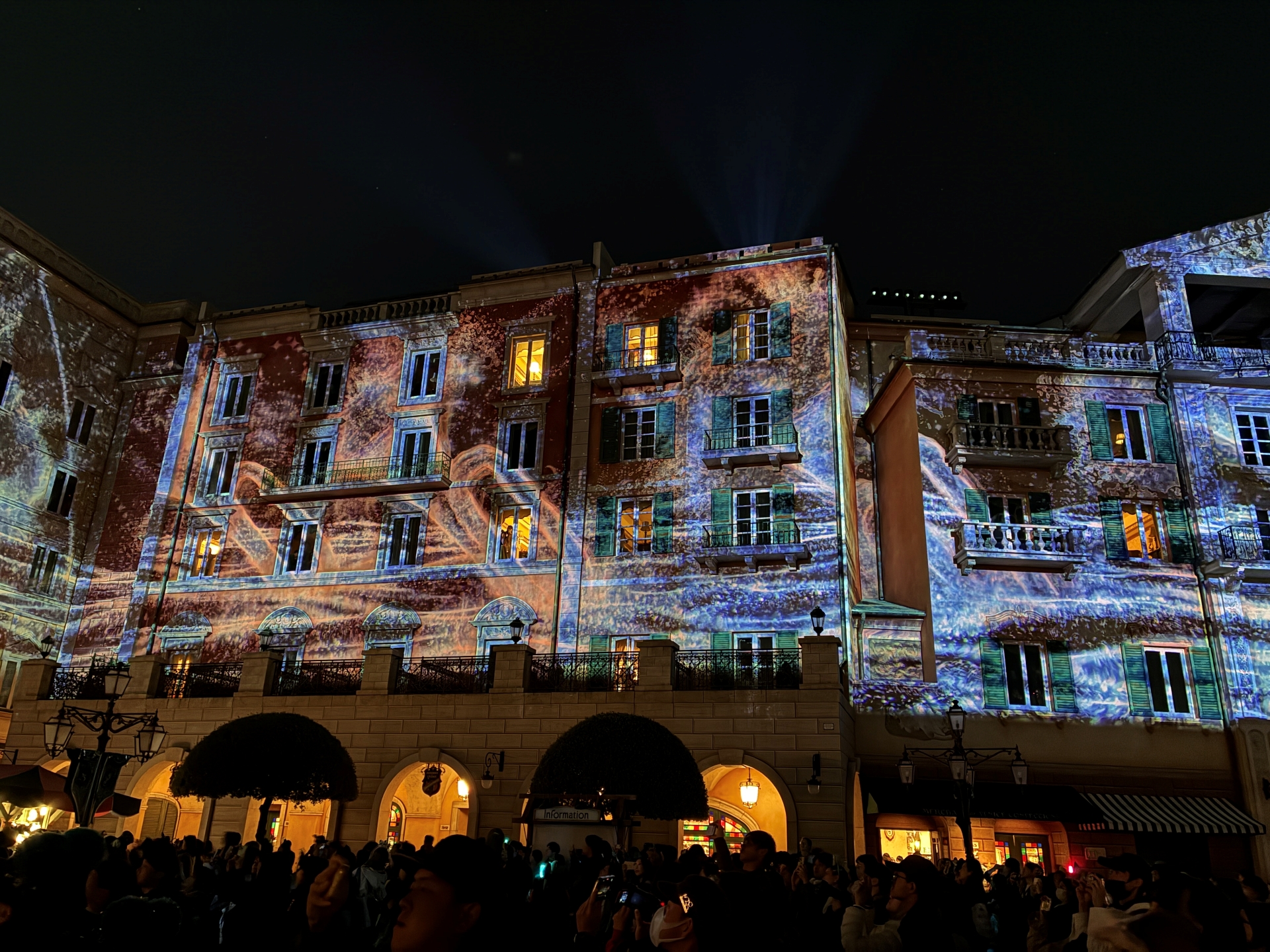 「スパークリング・ジュビリー・ナイト」。視界いっぱいに広がる映像に圧倒される