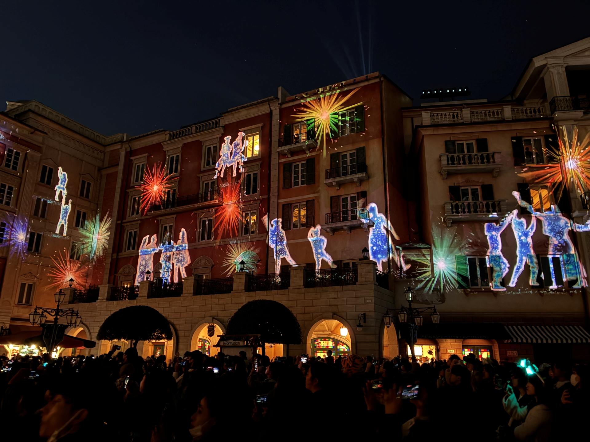 「スパークリング・ジュビリー・ナイト」。視界いっぱいに広がる映像に圧倒される