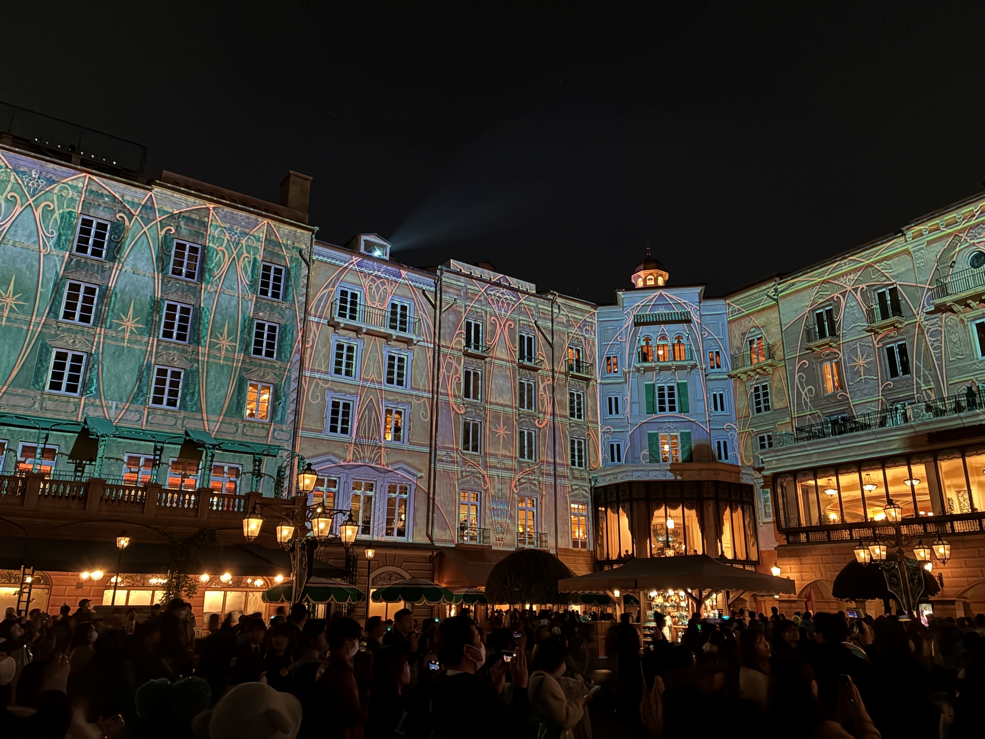 「スパークリング・ジュビリー・ナイト」。視界いっぱいに広がる映像に圧倒される