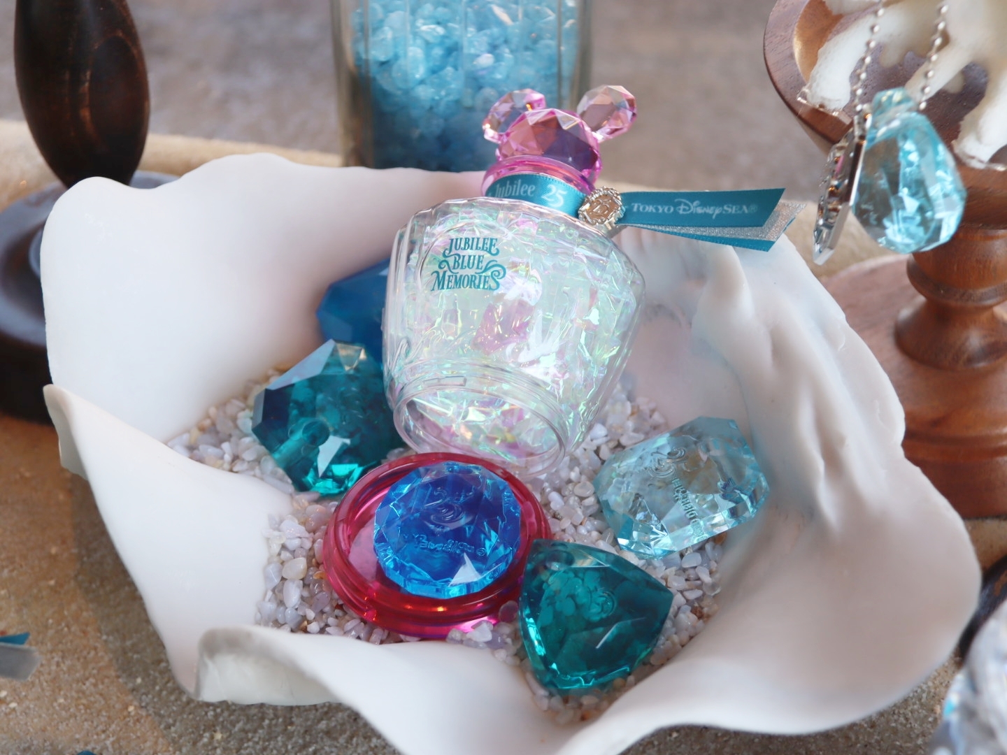 「ジュビリーブルー・メモリーズ」。専用のボトルを購入して、ストーンをひとつ、ボトルに入れて持ち帰れるというコンテンツ。神秘的な体験となっている