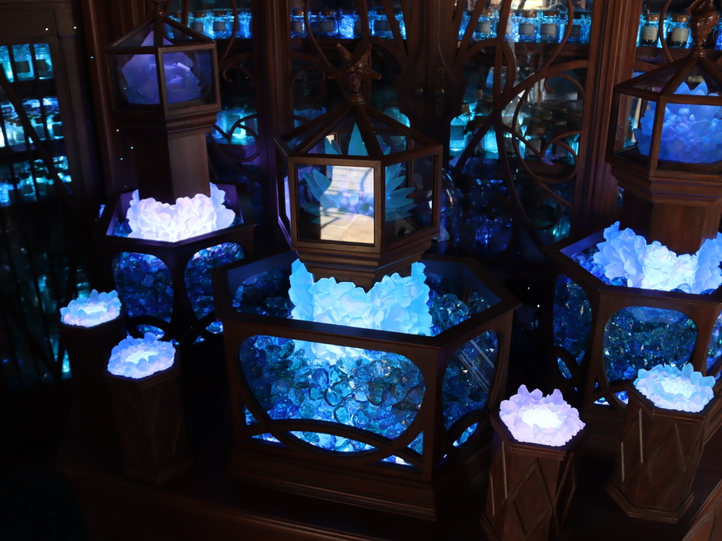 「ジュビリーブルー・メモリーズ」。専用のボトルを購入して、ストーンをひとつ、ボトルに入れて持ち帰れるというコンテンツ。神秘的な体験となっている