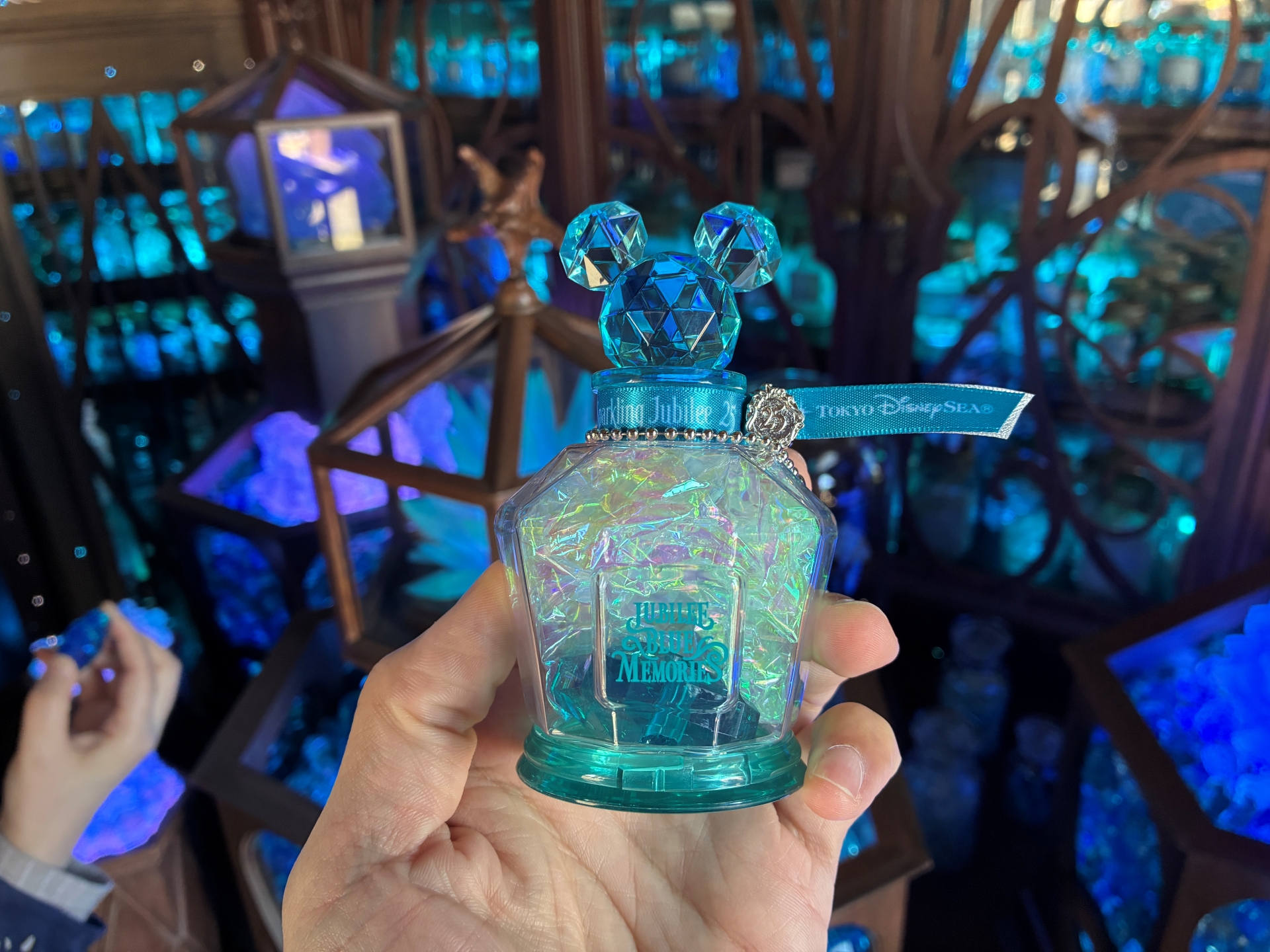 「ジュビリーブルー・メモリーズ」。専用のボトルを購入して、ストーンをひとつ、ボトルに入れて持ち帰れるというコンテンツ。神秘的な体験となっている