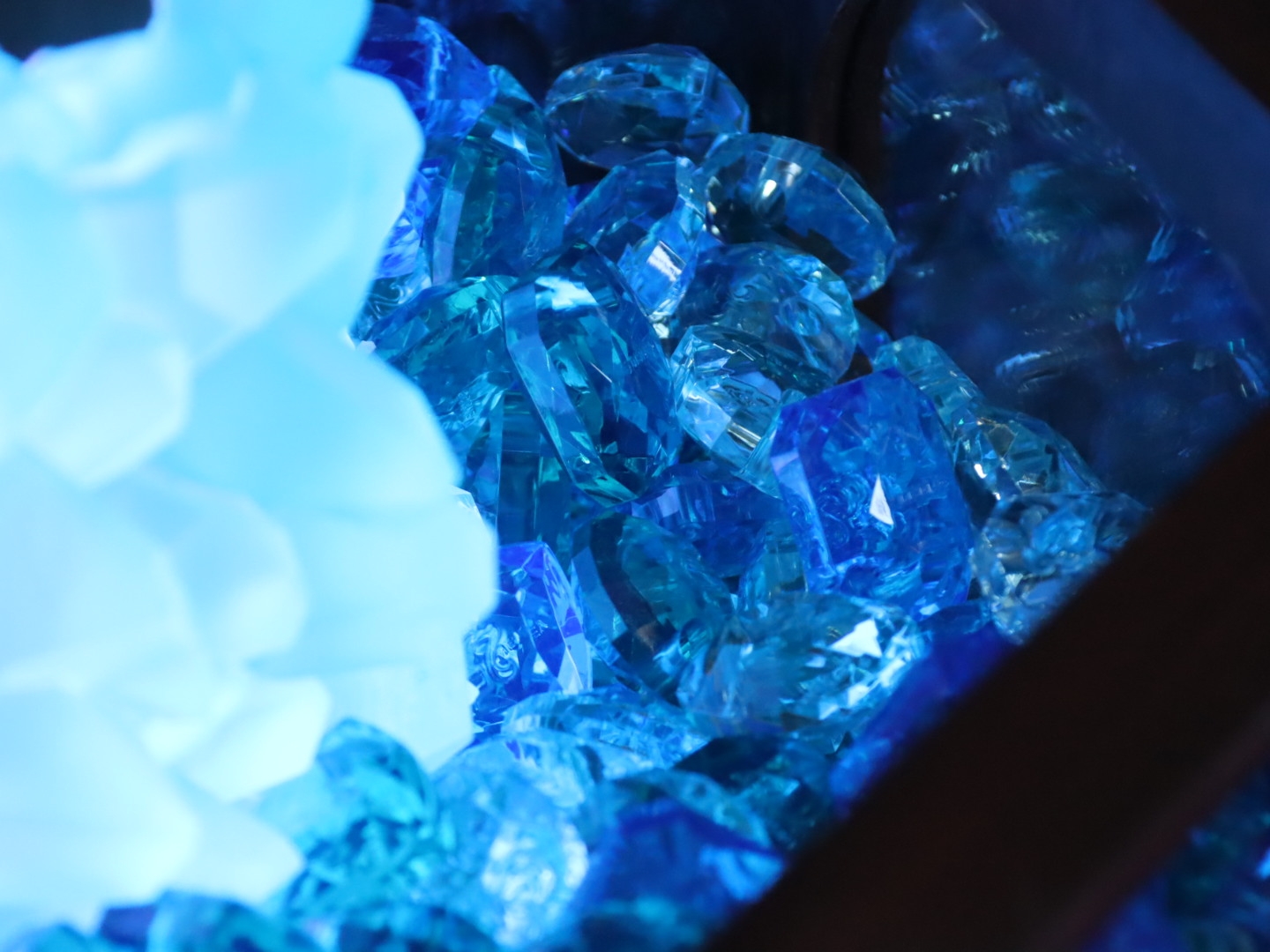 「ジュビリーブルー・メモリーズ」。専用のボトルを購入して、ストーンをひとつ、ボトルに入れて持ち帰れるというコンテンツ。神秘的な体験となっている