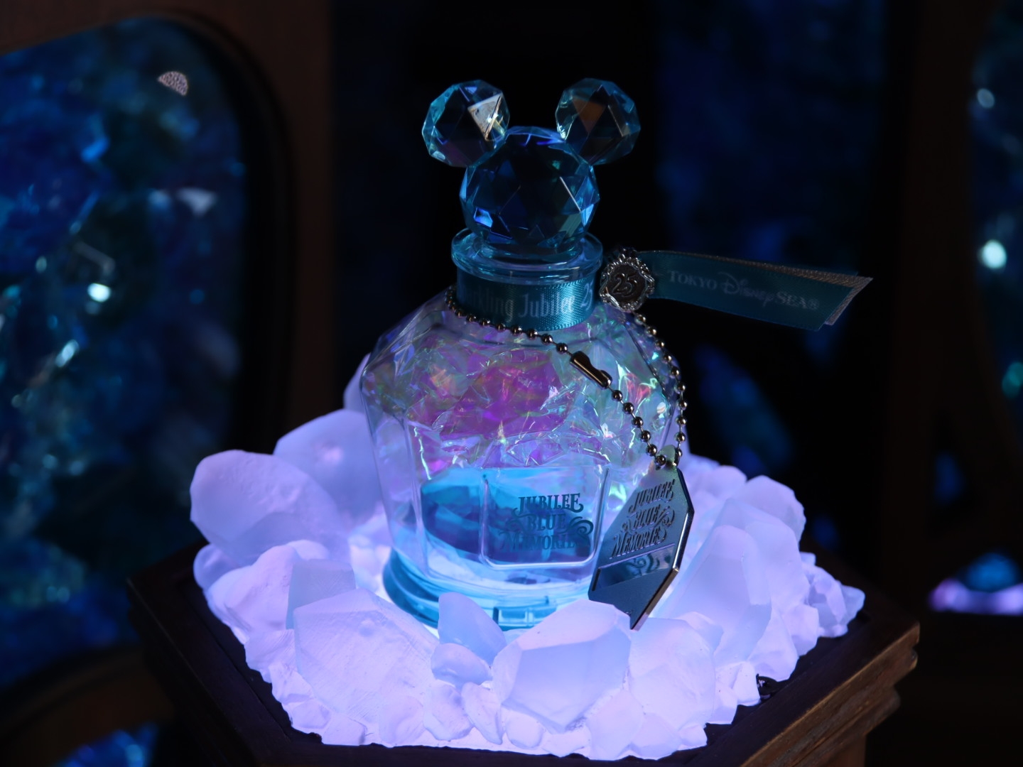 「ジュビリーブルー・メモリーズ」。専用のボトルを購入して、ストーンをひとつ、ボトルに入れて持ち帰れるというコンテンツ。神秘的な体験となっている