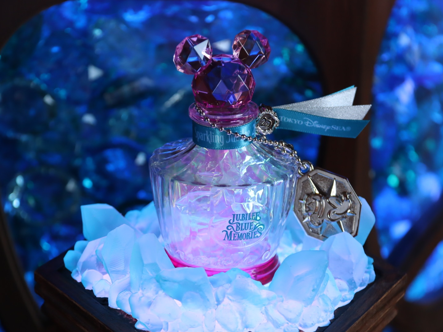 「ジュビリーブルー・メモリーズ」。専用のボトルを購入して、ストーンをひとつ、ボトルに入れて持ち帰れるというコンテンツ。神秘的な体験となっている