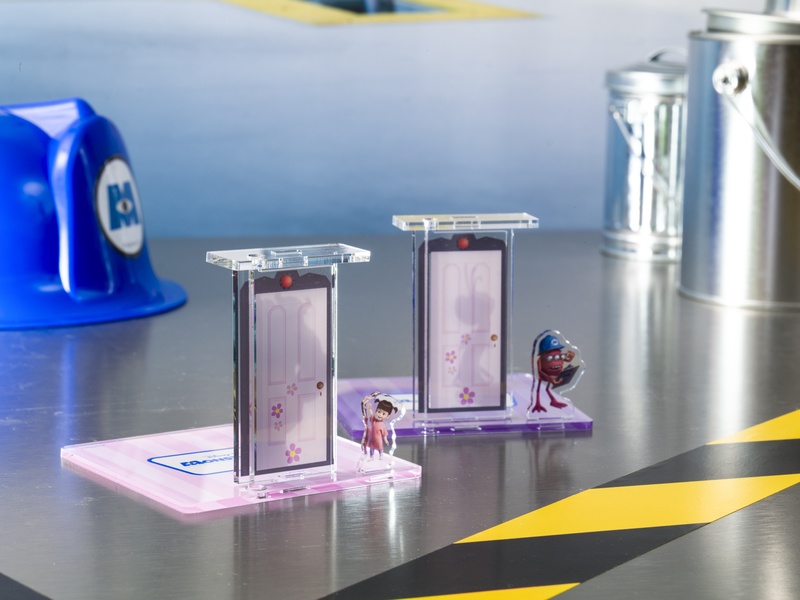 ドア型アクリルスタンドコースター（全2種、1,430円）