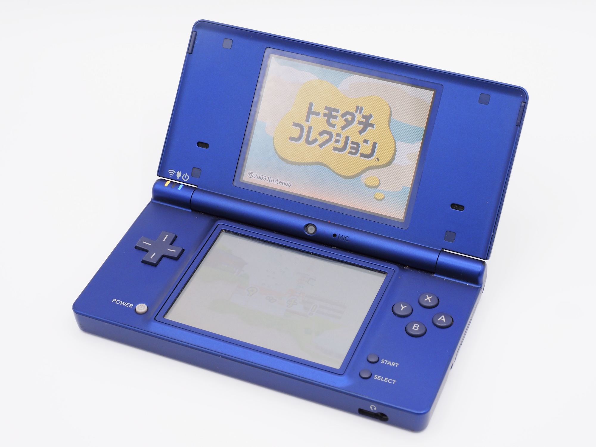 筆者が当時使用していたニンテンドーDSiと「トモダチコレクション」。家族や友人と笑い合った記憶がいっぱいで、楽しい思い出のつまったゲームだ