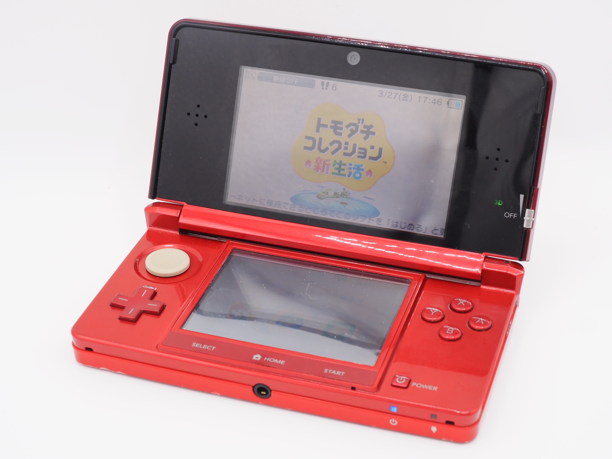 筆者所有のニンテンドー3DSと「トモダチコレクション 新生活」。ダウンロード版を保存していたSDカードを紛失しており、残念ながら当時のデータはないのだが、すれちがい通信周りの新機能が面白かった