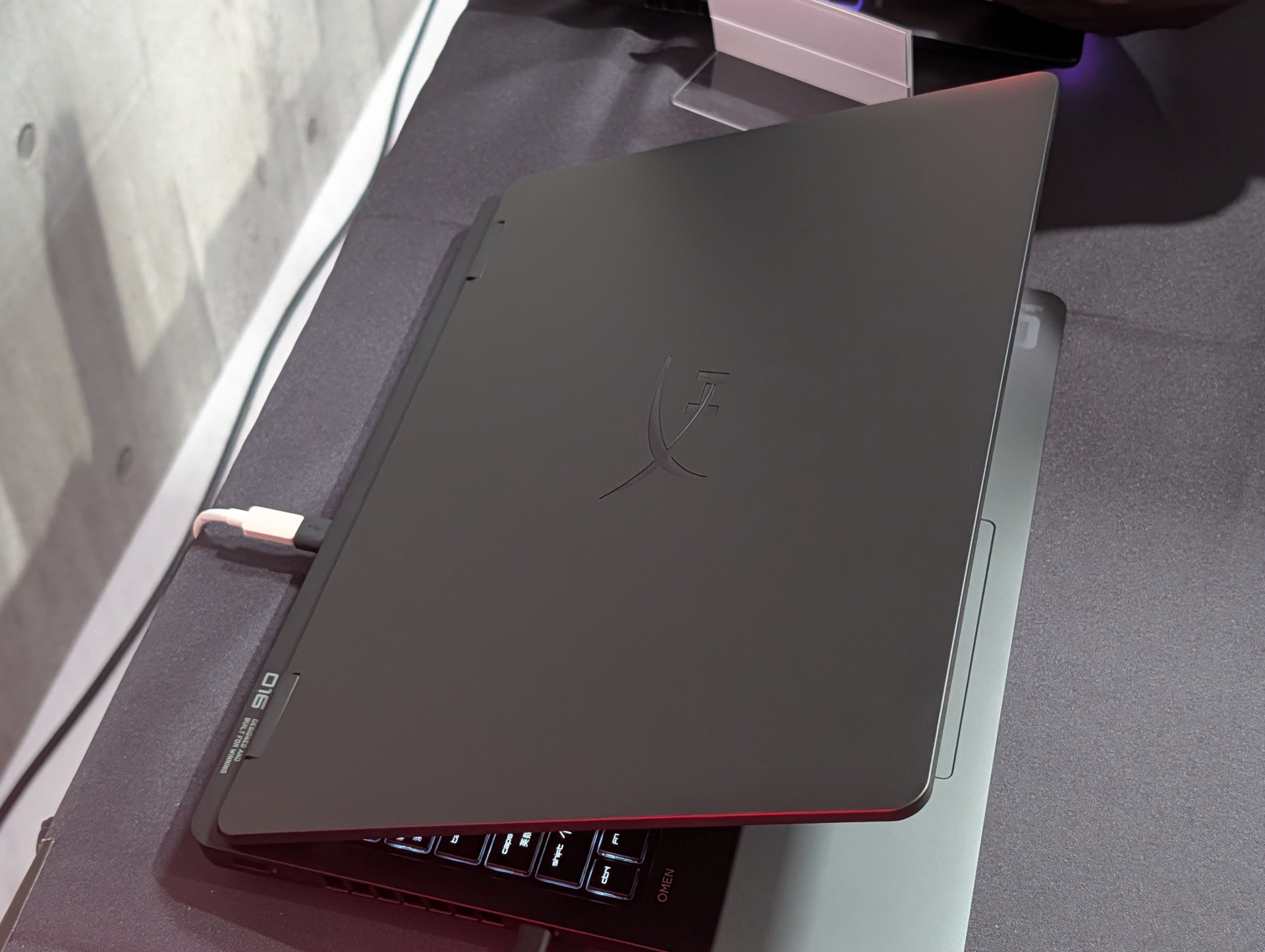 天板には新しい「HyperX」のロゴが控えめに施される