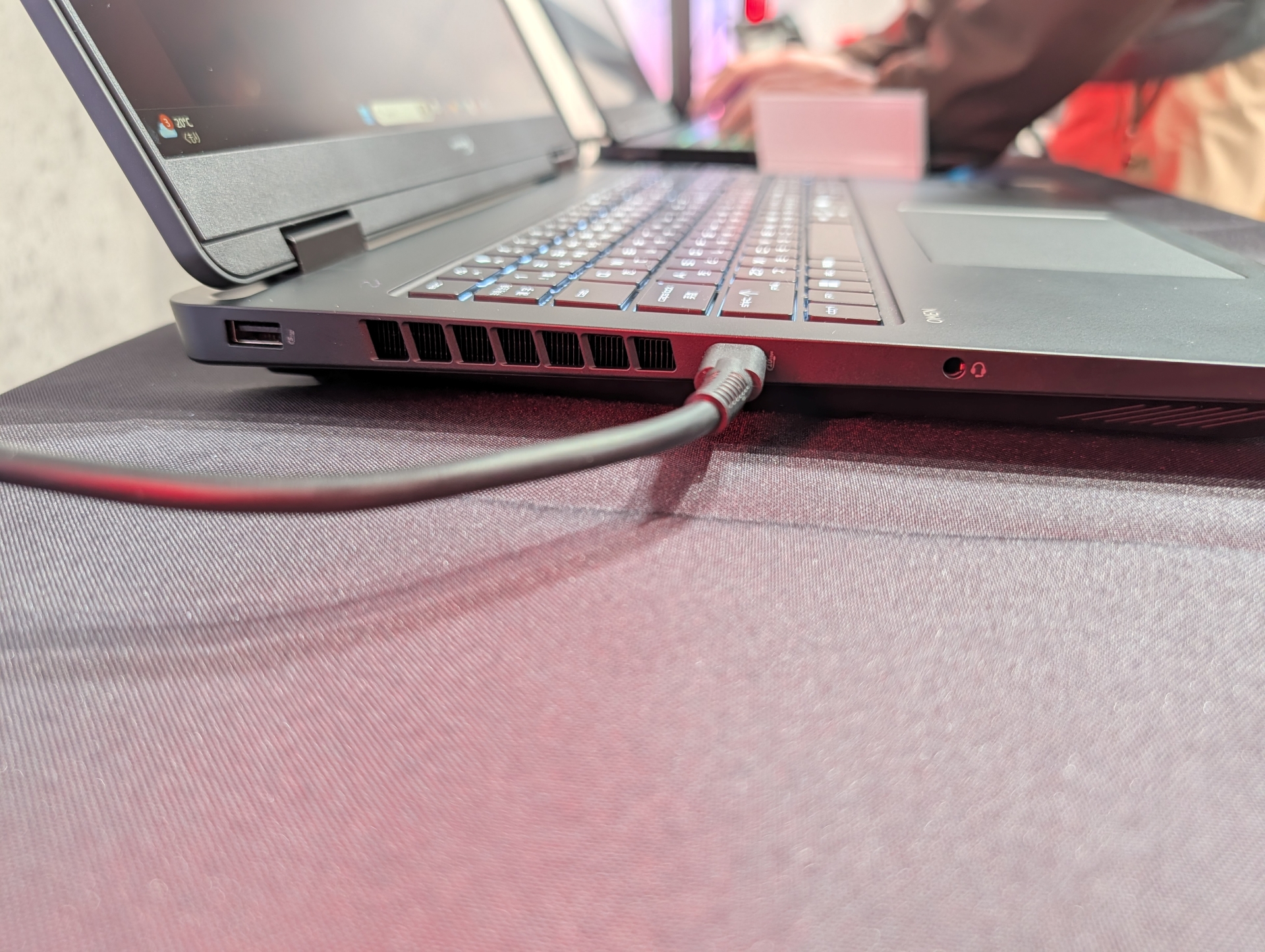 左側面にはUSB Type-Cや3.5mmステレオミニ、USB Type-Aなどが確認できる