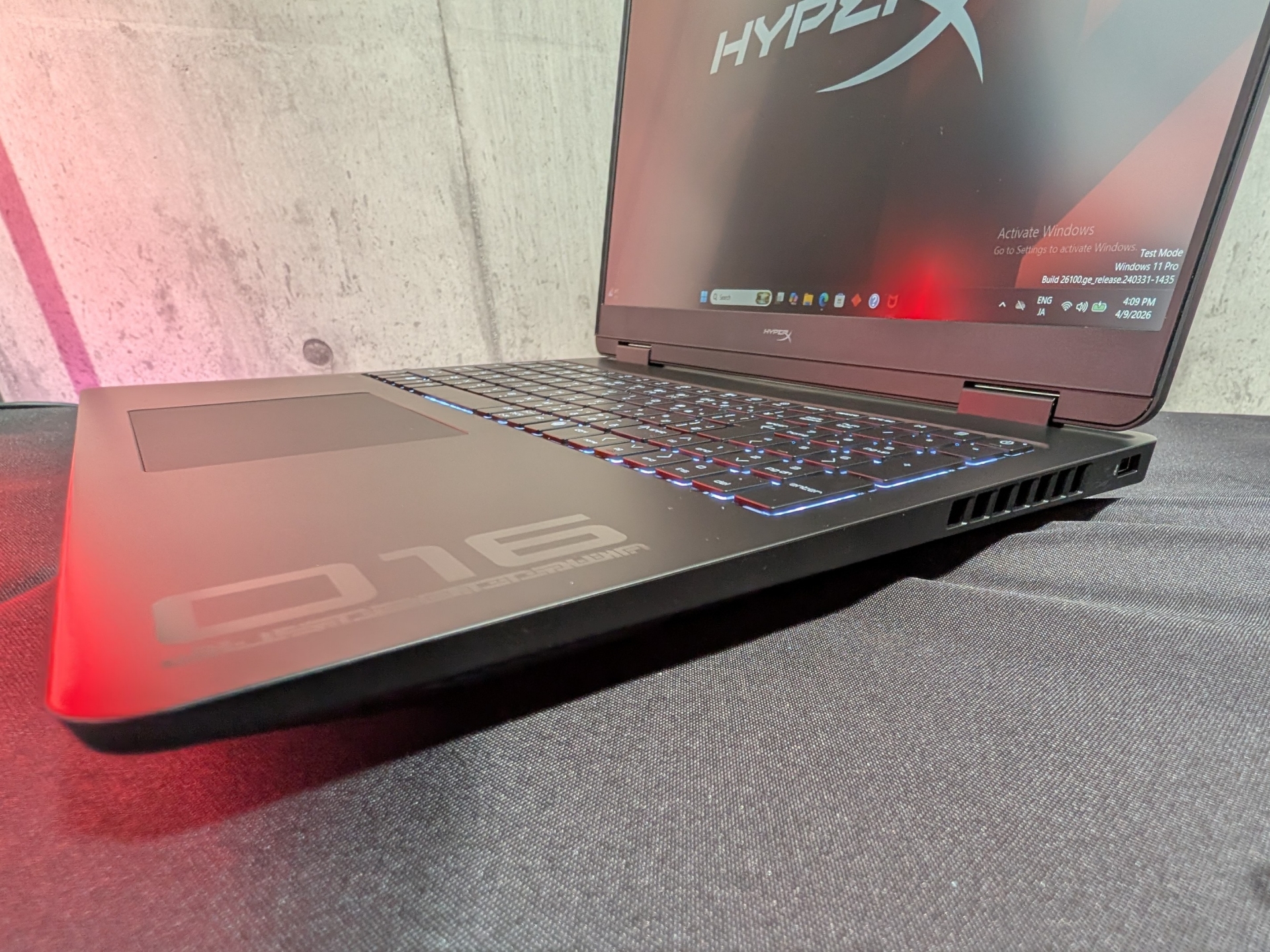 右側面に端子類はなし